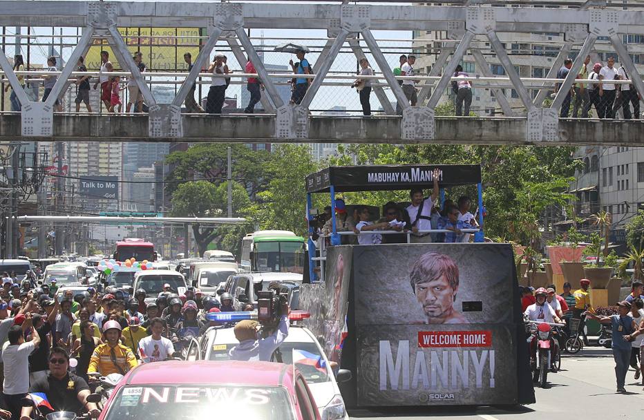 Ad attenderlo all’aeroporto di Manila, migliaia di tifosi, con la scritta “Bentornato a casa, Manny!” (Reuters)